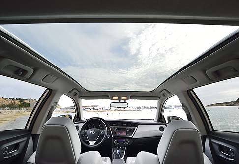 Toyota - La nuova Auris Touring Sports amplia la gamma Auris, con l’obiettivo di superare la quota del 5,0% del segmento C entro il 2014. width=