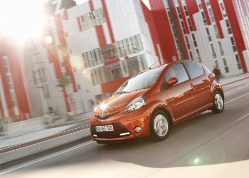 Toyota - Si parte da 10.650 euro per la versione active 3 porte, per toccare quota 13.350 euro della Tobasco 5 porte, abbinata al cambio automatico MMT. width=