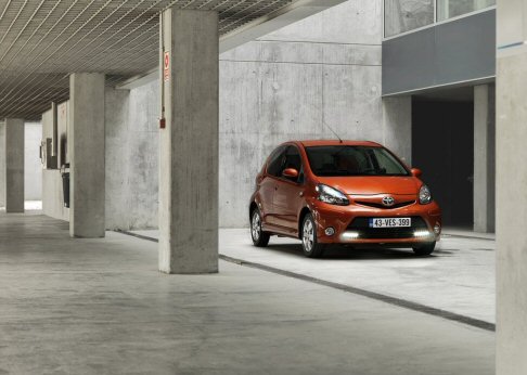 Toyota - Toyota Aygo promette un consumo pari a 4.4 litri ogni 100 km per le versioni a cambio manuale, che sale a 4.5 litri nelle varianti equipaggiate con il cambio automatico. width=