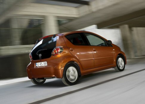 Toyota - Il comfort è assicurato da interni realizzati con materiali di maggiore qualità e con rivestimenti che consentono di personalizzare l'ambiente.  width=