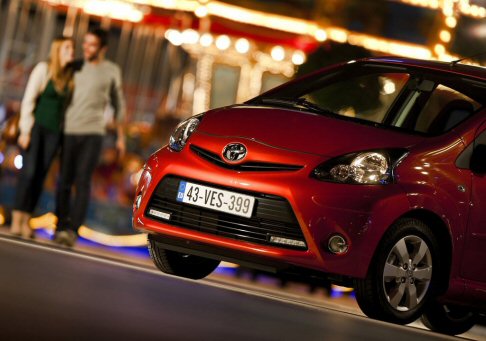 Toyota - Al top della gamma l'allestimento Tobasco include i cerchi in lega, il volante e pomello in pelle, lo schienale posteriore divisibile in due parti.  width=