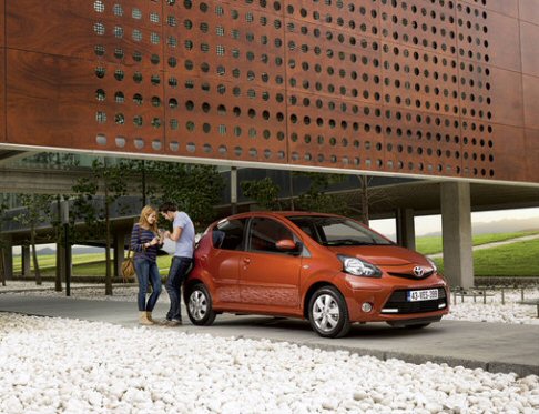 Toyota - La nuova Aygo presenta tutti i dettagli del nuovo linguaggio stilistico di Toyota, con interni dotati di nuovi schemi cromatici, maggiore connettività per il sistema di infotainment, e il cambio sul volante nelle versioni con trasmissione Multimode. width=