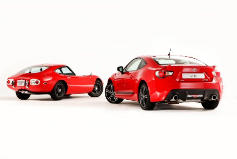 Toyota - Toyota GT86 First Edition si distingue per la vivace ed esclusiva livrea lightning red con bande nero opaco, esaltata dalla presenza di cerchi in lega da 17 pollici. width=