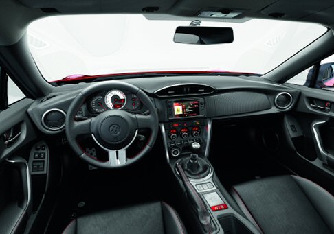 Toyota - L’equipaggiamento include: sistema di navigazione multimediale Toyota Touch & Go, ABS, 7 airbags, climatizzatore bi-zona, sedili sportivi bi-colore rosso-nero, smart entry & push start button, cruise control, Hill holder. width=