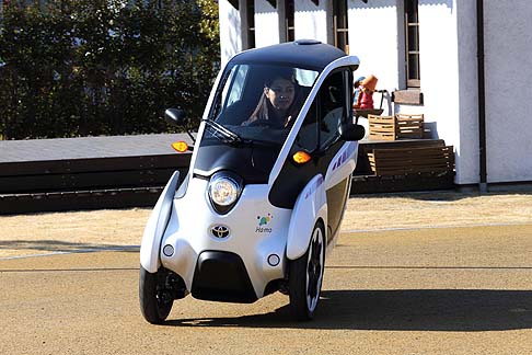 Toyota - La i-Road, realizzato sulla base del concept presentato al 43esimo Motor Show di Tokyo del 2013, combina il comfort di un motociclo con la stabilità di una vettura.  width=