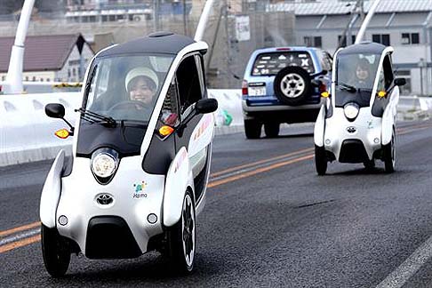 Toyota - Lungo 2.350 mm, alto 1.445 mm e con un passo pari a 1.700 mm ed una larghezza di soli 850 mm, il veicolo è in linea con i tradizionali mezzi a due ruote. width=