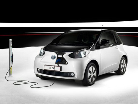 Toyota - Da sempre leader nella ricerca della mobilità alternativa ed ecostenibile, la Toyota presenta un nuovo prodotto nello stand di Parigi, caratterizzato da soluzioni compatibili con le pressanti esigenze di salvaguardia del pianeta. width=