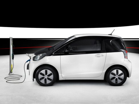 Toyota - Basati sul prototipo FT-EV III presentato al Motor Show di Tokyo 2011, gli esterni della nuova iQ EV sono caratterizzati da esclusivi dettagli stilistici e dalla doppia tonalità Pearl White & Black. width=