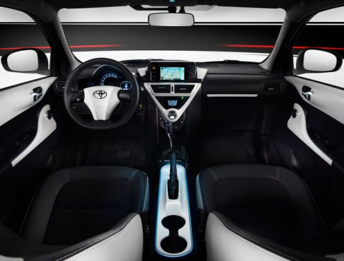 Toyota - Anche gli interni dell’iQ EV sono rivestiti con uno schema cromatico bianco e nero. Toyota iQ dispone di un pannello strumenti con contatori Optitron. width=