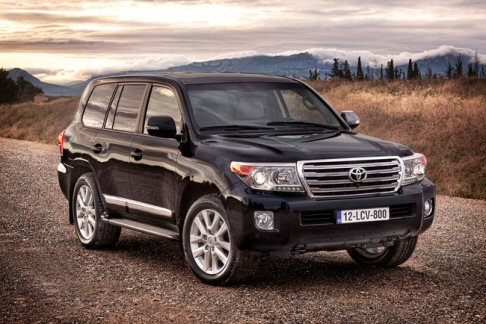 Toyota - Arriva sulle strade italiane un classico senza tempo come il fuoristrada Toyota Land Cruiser V8, modello di riferimento per la gamma nipponica che non tradisce mai le sue qualità da offroad.  width=