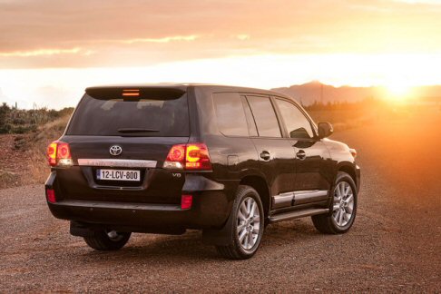 Toyota - Toyota Land Cruiser V8 affronta le superfici più insidiose senza abbandonare l’appeal di una vettura di gamma alta.  width=