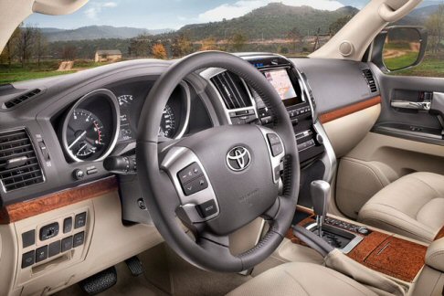 Toyota - Presenti anche gli indicatori di direzione a LED negli specchi retrovisori, gli inediti cerchi in lega da 18 e 20 pollici, i nuovi gruppi ottici posteriori e otto tonalità, tra e quali troviamo le inedite White Pearl, Attitude Black e Light Blue.  width=