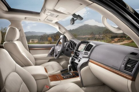 Toyota - I sedili anteriori, in pelle traforata nella versione top della gamma, sono dotati di memoria, di un sistema di climatizzazione calda e fredda, e di poggiatesta attivi contro il colpo di frusta. width=