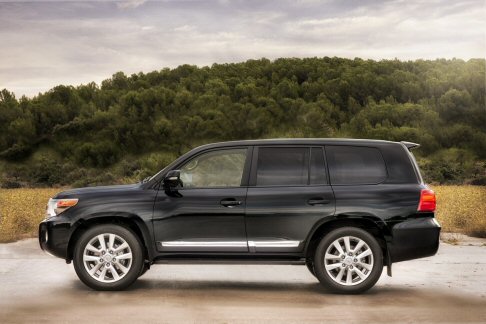 Toyota - Toyota Land Cruiser V8 2012 offre la nuova funzione Turn Assist, all’interno del sistema Crawl Control, ora a 5 fasi. width=