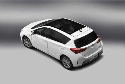 Toyota - La nuova Toyota Auris rispecchia il nuovo linguaggio stilistico inaugurato dal marchio del Sol Levante, riconoscibile nelle forme più dinamiche e accattivanti.  width=