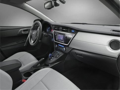 Toyota - La passerella parigina vede sfilare anche la nuova Yaris Trend, dalle esclusive caratteristiche esterne e dalla particolarità delle finiture interne studiate per attirare la clientela più giovane e trendy. width=