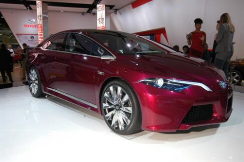 Toyota - La concept di Detroit adotta un sistema propulsivo Hybrid Synergy Drive, caratterizzato da dimensioni e peso più contenuti per un risultato ottimale in fatto di consumi, prestazioni e autonomia in modalità total electric. width=