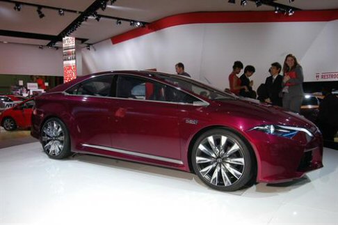Toyota - Collaborando con aziende del settore informatica e comunicazione come Microsoft, Intel e Salesforce, Toyota ha sviluppato la Human-Machine Interface (HMI), che sfrutta uno schermo multi-touch in stile smartphone. width=