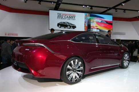 Toyota - Un interessante elemento di novità è rappresentato anche dai vetri, dotati di nuove tecnologie per migliorare la visibilità e ridurre i consumi, come il rivestimento idrofobico al fluoro che riduce la pioggia a microsfere. width=