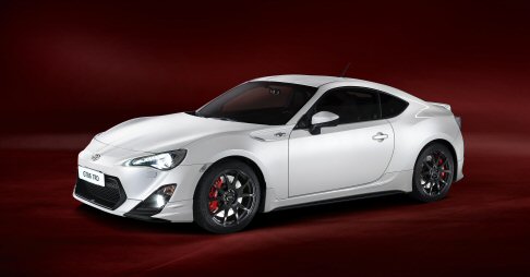 Toyota - Il kit maggiorato per i freni TRD include tubi freno di tipo aereonautico. Sono disponibili anche nuovi filtri dell’aria e olio di tipo sportivo, oltre ad un nuovo tappo del radiatore. width=