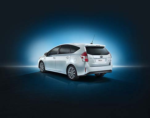 Toyota - Nel frontale spicca una nuova griglia trapezoidale rifinita con una vernice nero lucido metallizzata, accentuata dal logo Toyota dall’effetto tridimensionale. width=