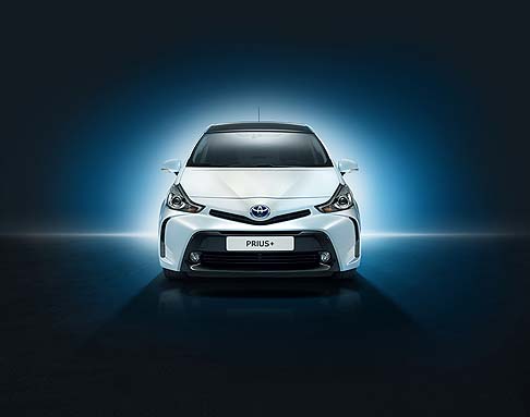 Toyota - La propulsione si affida al motore a quattro cilindri da 1,8 litri dalla potenza di 99 CV, che lavora in sinergia con il motore elettrico da 81 CV ed una batteria agli ioni di litio, per una potenza complessiva pari a 136 CV. width=