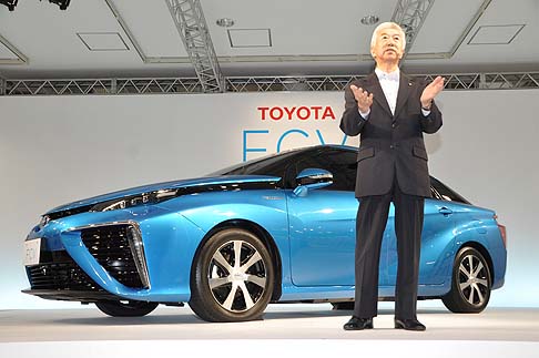 Toyota - I veicoli a celle a combustibile non emettono CO2 o sostanze inquinanti per l'ambiente durante il funzionamento, e offrono le stesse prestazioni e comodità d’uso delle auto alimentate a benzina.  width=