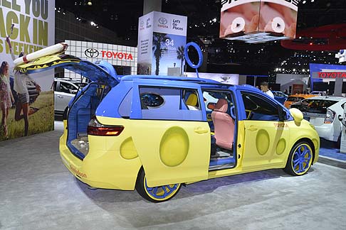 Toyota - La nuova Toyota Sienna SpongeBob si prepara ad accompagnare l’arrivo nelle sale a partire da febbraio 2015 il nuovo film sul personaggio di Nickelodeon. width=