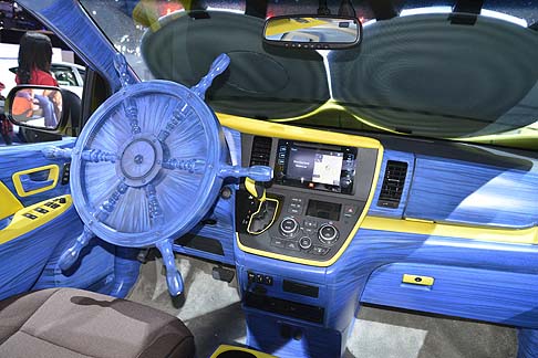 Toyota - Il modello di partenza è la Toyota Sienna vestita con i colori del cartoon ed equipaggiata con tutti quei dettagli che richiamano il cartoon. Troviamo uno spara bolle di sapone, led blu sottoscocca e un mini acquario.  width=