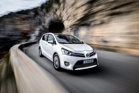 Toyota - L’estetica si affida ad un design più aggressivo, mentre il profilo laterale conserva la linea dinamica del modello precedente. width=