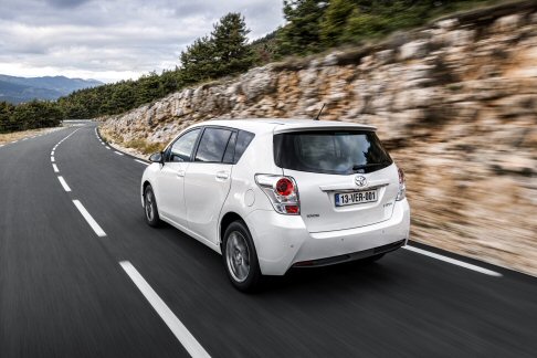 Toyota - Nonostante la compattezza, la vettura offre una straordinaria spaziosità interna. Il sistema di sedili Toyota Easy Flat garantisce una versatilità completa, con 32 posizioni differenti. width=