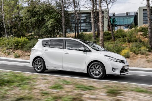 Toyota - Gli ingegneri hanno sottoposto l’auto a una serie di miglioramenti riguardanti la rigidità strutturale del veicolo, le sospensioni e il Servosterzo Elettrico (EPS), studiate per migliorare il comfort di guida. width=