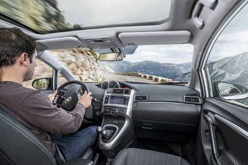 Toyota - Toyota Verso con allestimento Style prevede in più i sensori per il funzionamento automatico di fari, tergicristalli e dispositivo di offuscamento automatico del retrovisore interno, un tetto panoramico Skyview width=