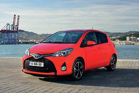 Toyota - Con l’inserimento del nuovo sistema multimediale Toyota Touch 2, le dimensioni del touch screen sono state aumentate a 7 pollici contro i precedenti 6,1. width=