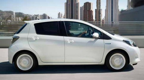 Toyota - Toyota Yaris Hybrid dotato del nuovo sistema Full Hybrid unisce un nuovo motore benzina 1.5 litri a un motore elettrico, a un differenziale, un Inverter e un pacco batteria più compatti width=