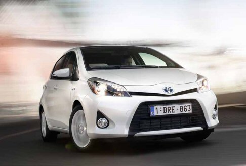 Toyota - Tutta la gamma Toyota Yaris Hybrid dispone di serie di 7 airbag, Sistema di Frenata Antibloccaggio (ABS), Distribuzione Elettronica della Forza Frenante (EBD), Controllo della Stabilità in Curva (CSC) width=