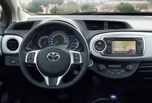Toyota - Toyota Yaris Hybrid interni vettura e volante. Le prime consegne sono previste a settembre 2012 con un prezzo d’ingresso pari a euro 17.500 width=
