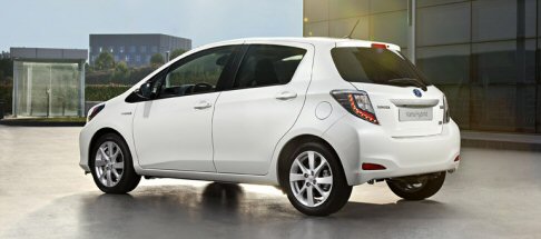 Toyota - Rinnovata anche esteticamente, la caratteristica di punta della Toyota Yaris Hybrid è comunque rappresentata dalla tecnologia Hybrid Synergy Drive, che si affida alla sinergia instaurata tra un brillante motore benzina 1.5 da 100 CV e un motore elettrico width=