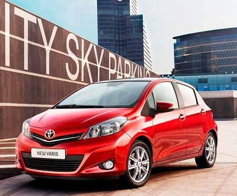 Toyota - Toyota Yaris rossa city car frontale vettura. Auto di punta del segmento A della casa automobilistica del Sol Levante width=