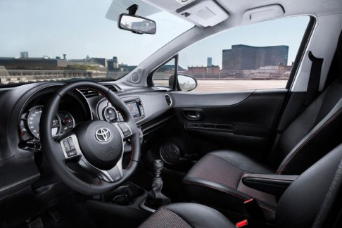 Toyota - Auto Toyota Yaris vista strumentazione width=