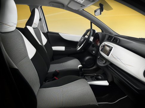 Toyota - Toyota Yaris Trend presenta uno schema cromatico interno Black & White con un accento di Ocra, per garantire un aspetto pulito ed elegante.  width=