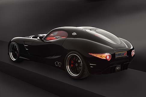 Trident - Tutte e tre le opzioni, Iceni GT con tetto rimovibile stile Targa, la Iceni Magna, una fastback, e la Iceni Venturer, dalla coda stile Sportback, scattano da 0 a 100 km/h in 3,8 secondi e percorrono fino a 3.200 km con un pieno di gasolio o biodiesel.  width=