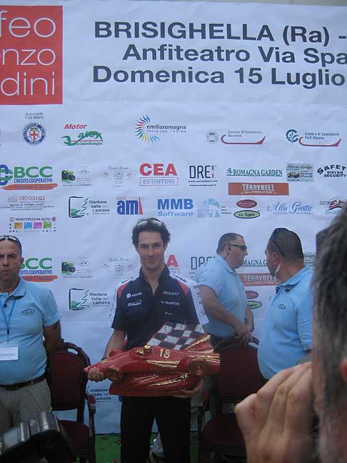 Bruno Senna - Bruno Senna che mostra il trofeo vinto al Trofeo Lorenzo Bandini edizione 2012 width=