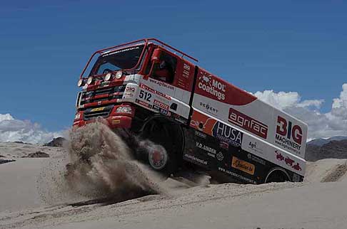 Daf - Dakar 5^ tappa - Truck Daf CF 75 guidato da Bekx Hans che affronta le dune con immagine spettacolari width=