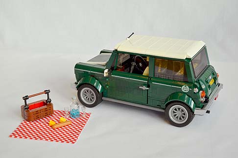 Mini - Dall’agosto 2014,quindi,una Mini classica sarà disponibile come kit di LEGO da 1.077 pezzi, offrendo un autentico divertimento di costruzione e di guida a tutti gli appassionati dei popolari mattoncini LEGO e della leggendaria automobile. width=