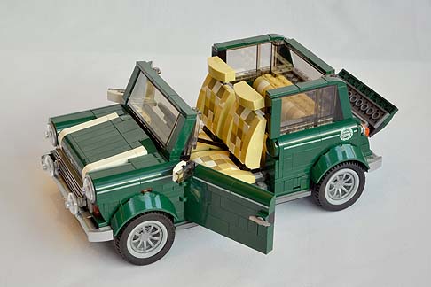 Mini - A bordo, il volante, la leva del cambio, quella del freno a mano, gli schienali e i poggiatesta sono tutti movibili e nel bagagliaio troviamo un cestino da picnic arricchito da una tovaglia a scacchi. width=