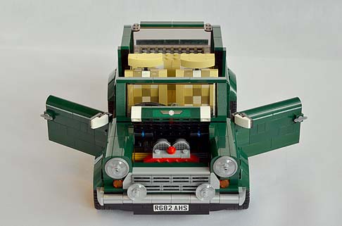 Mini - Il kit LEGO della Mini classica è raccomandato agli over 16, che potranno così realizzare il sogno di ricostruire la propria Mini senza attrezzi. width=