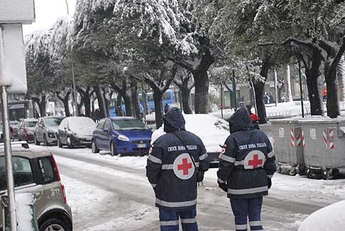 Neve in Puglia - Disagi per la neve con gli uomini della croce rossa width=