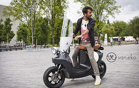 Van.Eko - Equipaggiato con un motore elettrico da 4 kW, in grado di garantire una velocità massima di 55 km/h per un'autonomia di oltre 80 km, lo scooter offre una carrozzeria realizzata con una monoscocca in fibre naturali: lino, canapa e cellulosa. width=