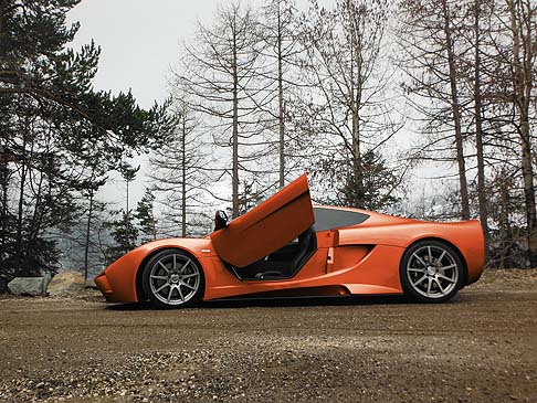 Vencer - Lunga 4.52 metri, larga 1,99 metri di larghezza e alta 1,19 metri, la supercar olandese ha un passo pari a 2.79 metri e un peso pari a 1.390 kg. width=